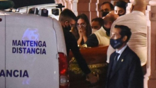 Allanaron la funeraria y la casa de las personas que se fotografiaron junto al cuerpo de Diego Maradona