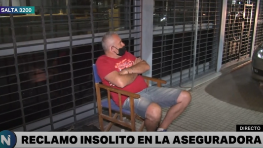 Insólita protesta en la puerta de una aseguradora