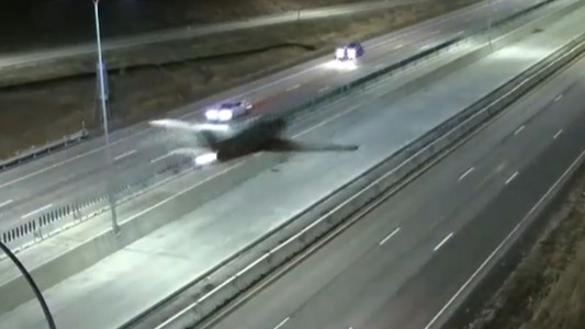 Impresionante aterrizaje de una avioneta en medio de una autopista