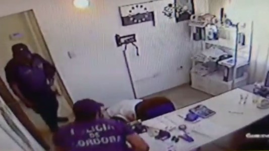 Disfrazados como policías se llevaron 500 mil pesos de una estación de servicios