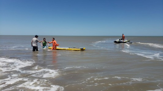 Monte Hermoso: rescatan a dos bañistas que fueron arrastrados mar adentro
