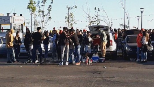 Escándalo por una masiva fiesta clandestina en plena costanera porteña