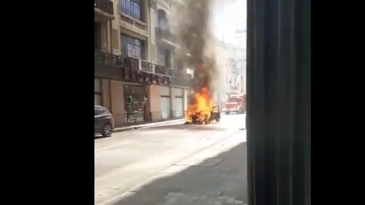 Se incendió un taxi en pleno centro de Rosario