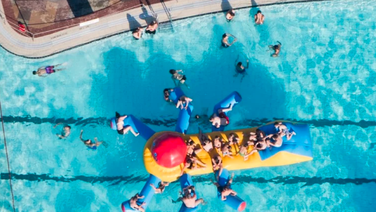 Le pusieron 25 veces más cloro a la pileta: hay 29 personas internadas por intoxicación