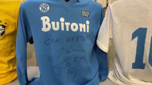 Varias camisetas usadas por Maradona salen a subasta en Italia