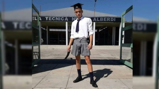 Denunció a la escuela por no dejarlo usar pollera en la entrega de diplomas