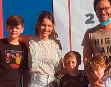 La foto familiar de Pampita y Vicuña en el egreso de Benicio