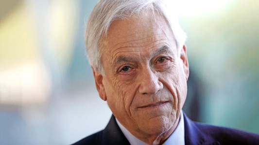 El presidente chileno fue multado con $ 3,500 por sacarse una selfie sin barbijo