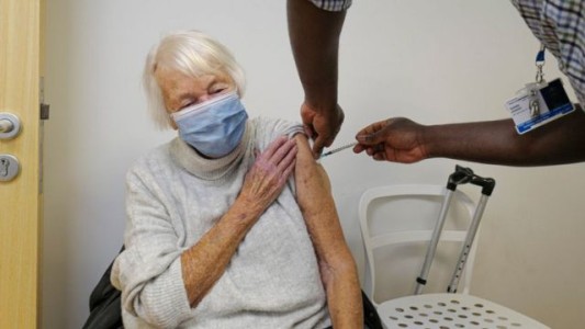 Expertos aseguran que las vacunas son efectivas contra la cepa mutada de coronavirus