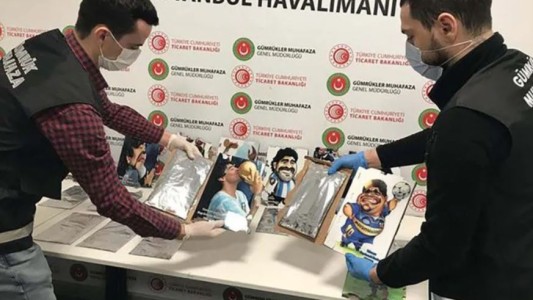 Cayó una banda que traficaba droga dentro de ilustraciones de Maradona en Turquía