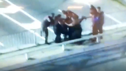 La maniobra de un grupo de policías para salvar a una joven que quería arrojarse del Puente Balbín