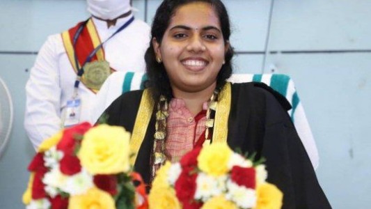 India tiene a alcaldesa más joven de su historia: 21 años, marxista y ecologista