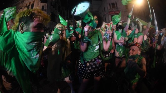 Aborto legal: ausencias sorpresivas y aplausos en el recinto y en la calle