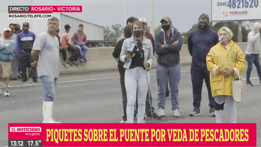Pescadores cortaron el puente a Victoria en protesta por la veda total