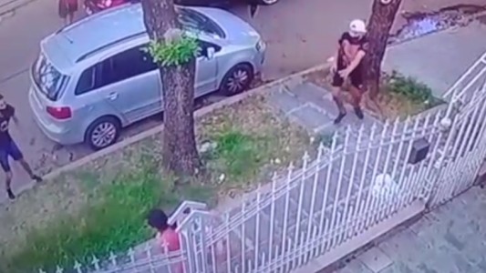 Video: Se roban el auto y la mamá alcanza a bajar a su hija segundos antes del atraco