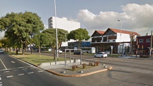 Lo apuñalaron cuando esperaba el colectivo y detuvieron a su ex