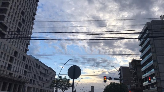 El primer lunes del año comenzó nublado y con humo