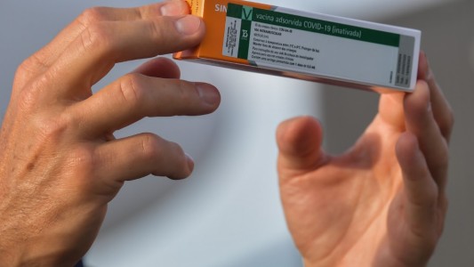 Ensayos de la vacuna china CoronaVac en Brasil: 50,38% de eficacia general