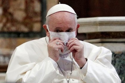 El papa Francisco fue vacunado contra el coronavirus en el Vaticano