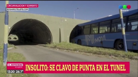 Un colectivo quedó incrustado en el túnel que cruza circunvalación