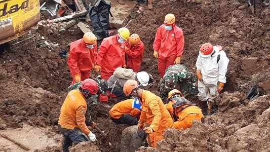 Tragedia en Indonesia: un alud deja al menos 21 muertos y 19 desaparecidos