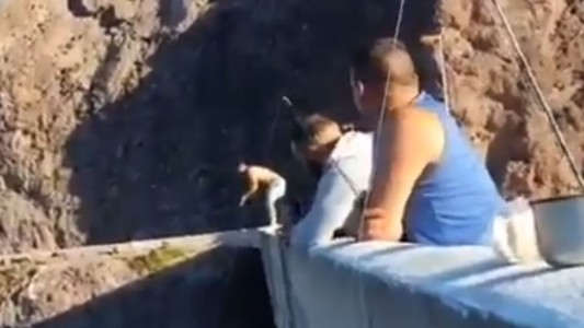 Mendoza: un hombre saltó borracho desde un dique de 115 metros de altura y terminó en terapia intensiva