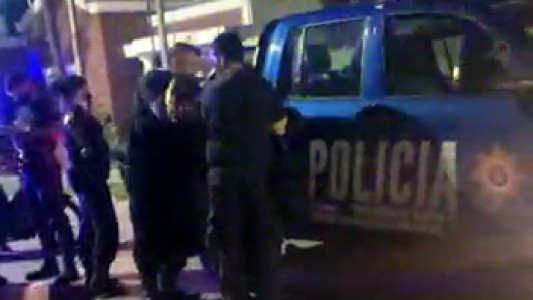 Borracho golpeó y destrozó autos: tuvieron que detenerlo entre varios policías