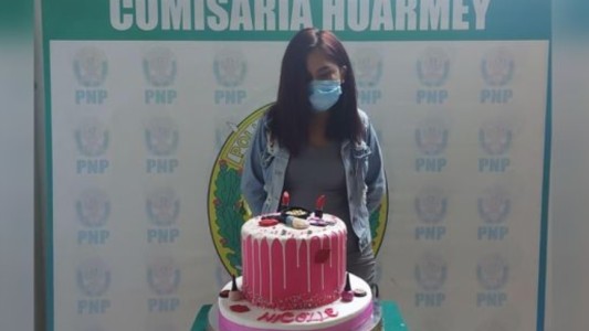 La detuvieron por festejar su cumpleaños: en la foto policial la hicieron posar con la torta