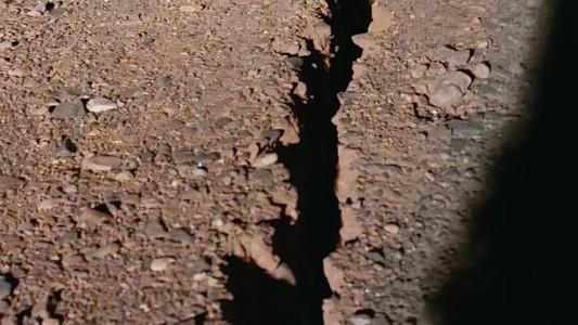 Imágenes impactantes: el terremoto rasgó la ruta y ocasionó muchos daños materiales