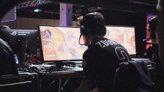 A los 25 años, por lesión, se retira la estrella de los videojuegos "ZooMaa"