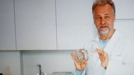 Coronavirus: denunciaron a un médico alemán y a cuatro argentinos por promocionar el dióxido de cloro