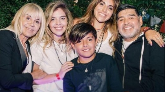 Tres hijos de Maradona seguirán el juicio contra Claudia Villafañe en Miami