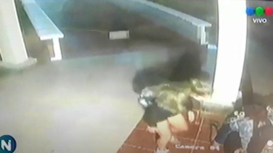 Video: salvaje golpiza a un sereno en una playa de La Perla