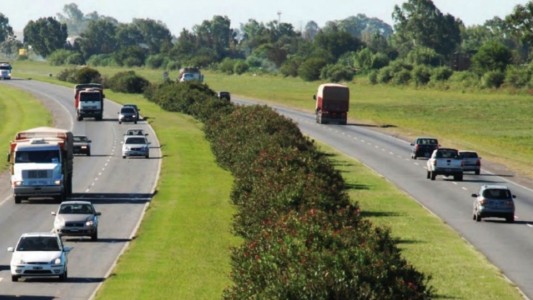 Un trabajador fue atacado a balazos para robarle la moto en la autopista Rosario Santa Fe