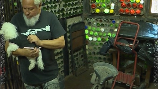 Argentino construyó su casa con botellas de vidrio