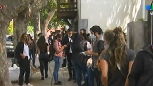 Mar del Plata: hubo tres cuadras de fila para conseguir empleo en un bar