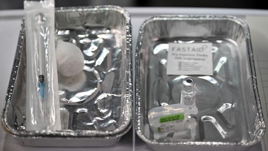 Coronavirus: primer estudio clínico que combina las vacunas de Pfizer y Astrazeneca