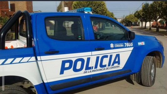 Volvió borracho y se acostó a dormir en la casa de una vecina: "Se despertó cuando lo esposaron"