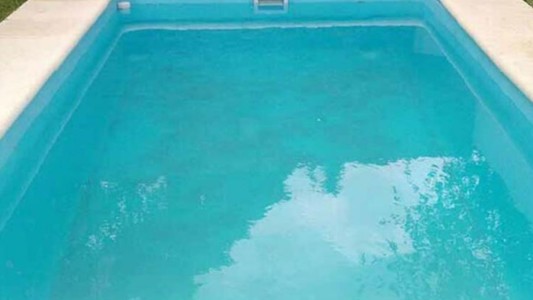 Un bebé cayó en una pileta y murió ahogado