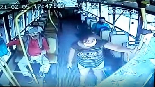 Le pidió a una pasajera que se ponga el barbijo y lo acuchilló