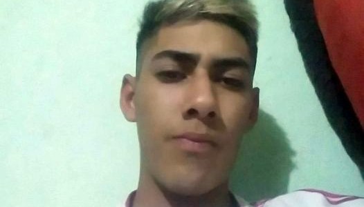 Video: el momento en que un joven es asesinado por su ex novia de una puñalada