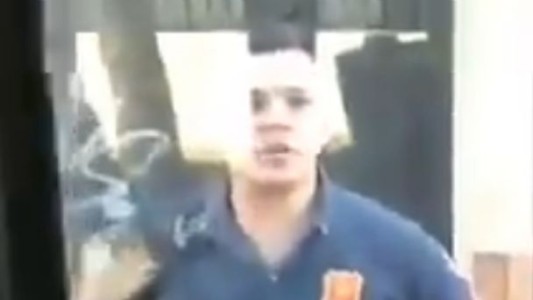 Video: un bombero destrozó un colectivo con un fierro tras un choque
