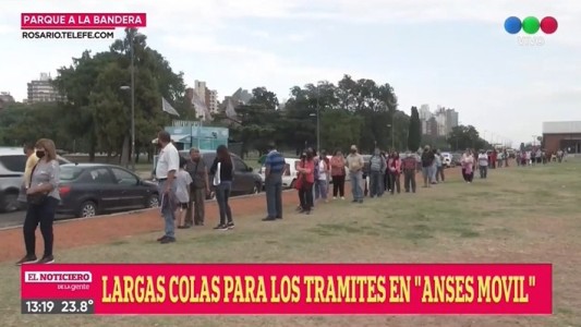 Largas colas en el "Anses móvil" del Monumento