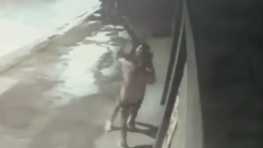 Acuchillado por su pareja en la calle: aseguran que sufría violencia y no la denunciaba por "vergüenza"