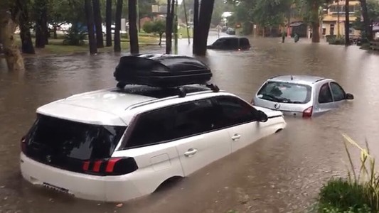 Fuerte temporal en Pinamar: calles inundadas y autos tapados por el agua