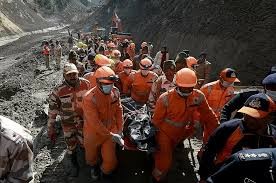 Aumentan a 50 los muertos por el desprendimiento de un glaciar en India