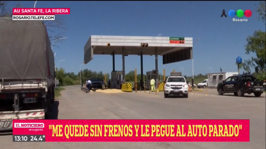 Camión arrolló a un auto y lo incrustó en el peaje