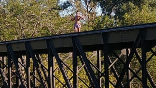 Transmitió en vivo por redes sociales mientras amagaba a tirarse desde un puente