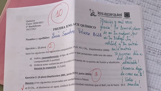 Una estudiante compartió los mensajes que su profesor dejó en su examen para agradecerle