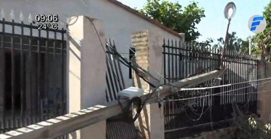 Una columna cayó sobre una vivienda
